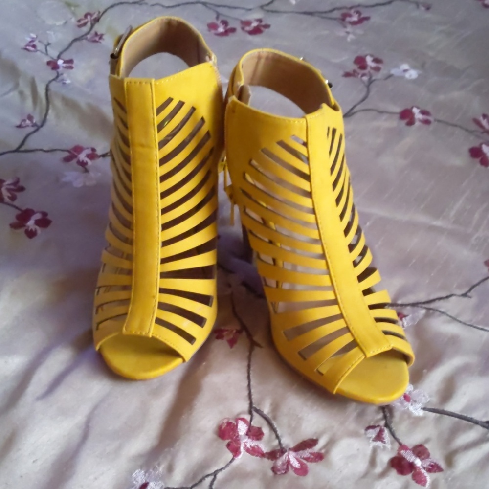Yellow suede high heel shoes!